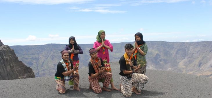 Menari Di Atas Kaldera Terbesar Dunia